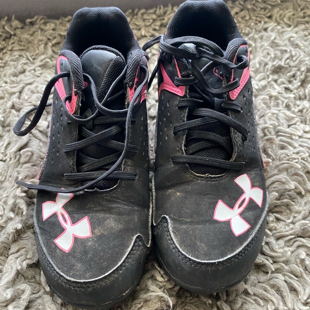 Girl’s Under Armour Softball cleats